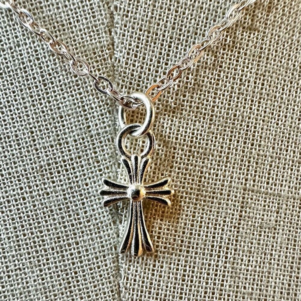 Evry silver tone cross pendant necklace